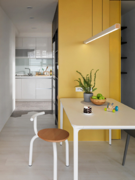 Photo of Ogle Chair in white in front of a desk Hayo Gebauer Studio